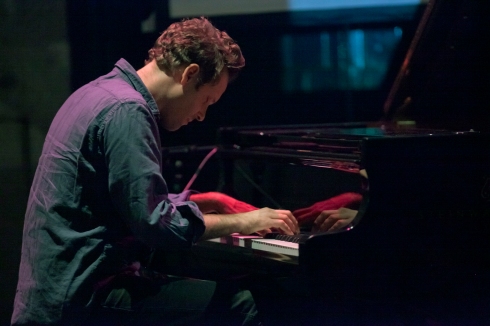 Dustin O'Halloran al piano.